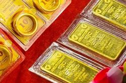 Giá vàng SJC vẫn neo đỉnh 93 triệu đồng mỗi lượng