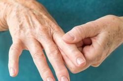 Liệt tay chân, yếu cơ do hội chứng Guillain- Barré