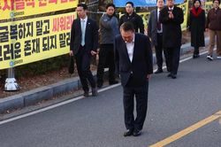 Khoảnh khắc Tổng thống Hàn Quốc Yoon Suk Yeol rời khỏi trung tâm giam giữ