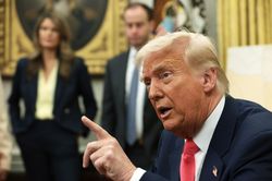 Tổng thống Trump có thể áp thuế tới 250% lên hàng hóa Canada
