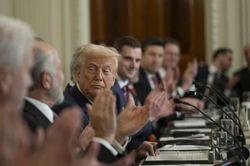 Ông Trump tiếp các nhà lãnh đạo tiền điện tử, giá Bitcoin giảm