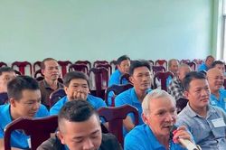 Tài xế xích lô hào hứng đến lớp học tiếng Anh miễn phí