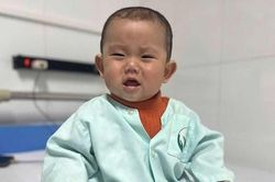 Cha chỉ mong có tiền mua sữa cho con bị u ác tính