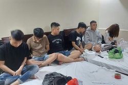 Cô gái trẻ cùng 5 thanh niên 'bay lắc' trong khách sạn