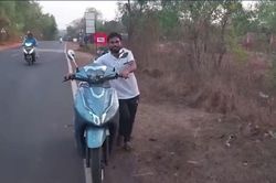 Người đàn ông Ấn Độ dắt bộ xe điện 20 km vì không có chỗ sạc