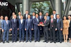 Đoàn công tác thành phố Đà Nẵng trao đổi kinh nghiệm phát triển trung tâm tài chính và khu thương mại tự do tại Singapore