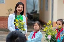 'Đặc sản' quà 8/3 từ học sinh vùng cao khiến cô giáo rưng rưng xúc động