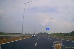 Xử phạt tài xế chạy ngược chiều trên đường dẫn cao tốc Phan Thiết - Dầu Giây