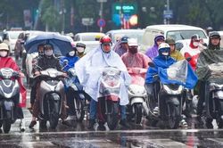 Miền Bắc bước vào những ngày nồm ẩm kèm mưa nhỏ, khi nào trời lạnh trở lại?