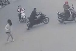 Thanh niên 'đánh rơi' bạn gái giữa đường để chạy trốn CSGT