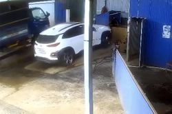 Nữ tài xế đạp nhầm chân ga tông chết chủ tiệm rửa ô tô