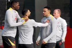 Salah và Alexander-Arnold va chạm căng thẳng trên sân tập trước trận tái đấu PSG