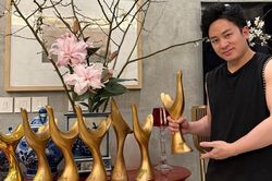 Tùng Dương khoe 'gia tài' cúp Cống hiến