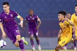 Không Xuân Son, HLV Kim Sang Sik đặt niềm tin vào hàng tiền vệ