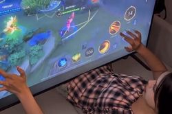 Chơi Liên Quân trên TV màn hình khủng, mỹ nhân gây choáng cõi mạng