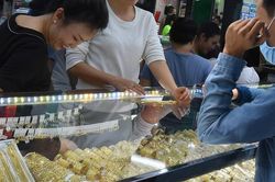 Giá vàng hôm nay 11/3/2025: Giá vàng thế giới giảm, vàng trong nước tăng