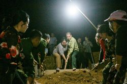 Bản vùng cao Nghệ An chong đèn san nền làm nhà cho người nghèo