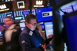 Dow Jones 'bốc hơi' gần 900 điểm, nhà đầu tư ngập nỗi lo kinh tế Mỹ suy thoái