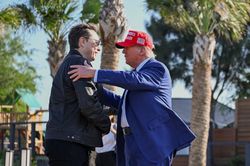 Tổng thống Trump nói hành động bạo lực với Tesla là khủng bố
