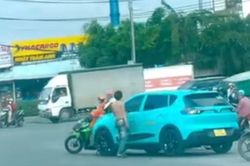 Khống chế người đàn ông cầm dao chặn xe taxi trên đường