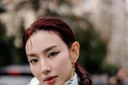 Hoa hậu Thùy Tiên nổi bật trên thảm đỏ, ca sĩ Chi Pu gợi cảm hút mắt