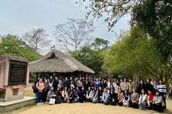 Bước đi giữa miền ký ức ngoại giao