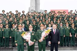 Cựu chiến binh Sư đoàn 320 dâng hoa báo công tại Quảng trường Hồ Chí Minh