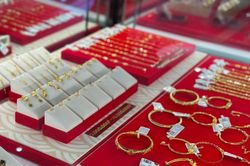 Giá vàng chiều nay 12/3/2025: Giá vàng thế giới và trong nước tăng mạnh, vượt 94 triệu đồng
