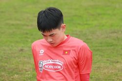 Tiền đạo Nguyễn Đình Bắc chấn thương nặng