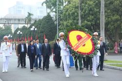 Đoàn đại biểu Thành phố Hà Nội dâng hương tại nghĩa trang Mai Dịch