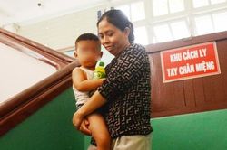 TPHCM: Số ca mắc tay chân miệng tăng, sốt xuất huyết và sởi giảm