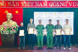Trao Thư khen cho công dân giao nộp vũ khí, vật liệu nổ