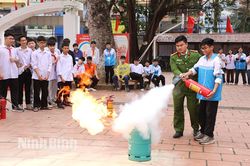 Tuyên truyền, trải nghiệm thực hành chữa cháy và cứu nạn, cứu hộ