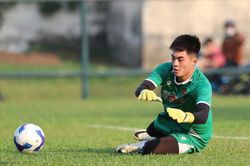 Đình Triệu chấn thương, 'cờ đến tay' thủ môn HAGL