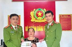 Công an xã ở Nghệ An truy xuất camera tìm lại tài sản người dân đánh rơi