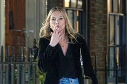 Kate Moss gây tranh cãi vì hút thuốc, cầm rượu bê tha trên phố