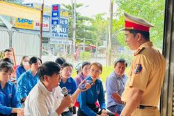 Đoàn viên thanh niên tích cực tham gia tuyên truyền luật An toàn giao thông
