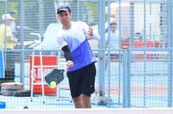Pickleball ra cửa gặp… 'lùm xùm'