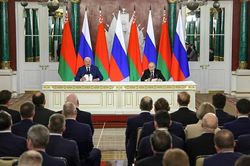 Ảnh ấn tượng: Nga đề cập việc ai sẽ ra lệnh ngừng bắn ở Ukraine và cái giá phải trả; ông Trump nói thời điểm chấm dứt nguy cơ Moscow tấn công NATO
