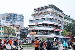 Hà Nội: Người dân tấp nập chụp hình bên tòa nhà 'Hàm Cá Mập' trước khi tháo dỡ