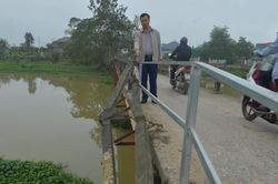 Người dân huyện Yên Thành thấp thỏm khi đi qua cây cầu hư hỏng nặng
