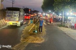Công an xã Hưng Lộc, huyện Thống Nhất kịp thời xử lý sự cố nhớt xe tràn ra đường