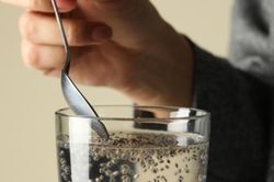 Uống nước hạt chia vào buổi tối có tác dụng gì?