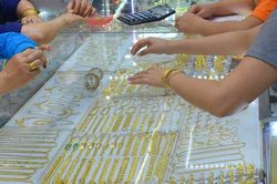 Giá vàng hôm nay 18/3: Giá vàng trong nước tăng phi mã lên đỉnh sát 100 triệu
