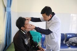 Quan tâm chăm sóc sức khỏe nhân dân