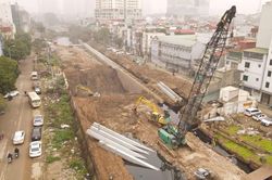 Hà Nội: Dự án cứng hóa kênh La Khê 'ì ạch' triển khai, rác thải ngập tràn