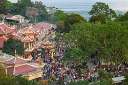 Du khách sẽ được chiêm bái bảo vật Phật giáo tại núi Bà Đen