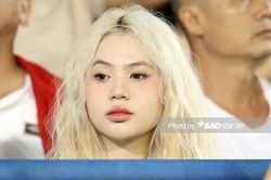 CĐV nữ xinh đẹp nhuộm trắng đầu cổ vũ tuyển Việt Nam