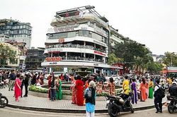Người dân 'vây kín' tòa nhà Hàm cá mập check-in, giao thông lộn xộn CSGT phải liên tục nhắc nhở