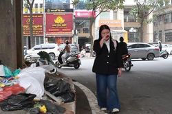 Rác thải bủa vây dải phân cách đường Vành đai 3